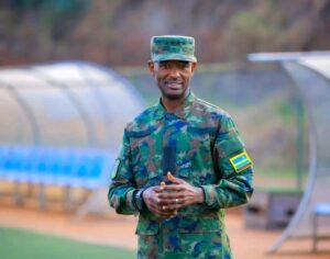 “Namwe mu kibuga muri abasirikare”_Ubuyobozi bw’Icyubahiro bwasuye APR FC yitegura Azam FC mu mukino wa “Nonaha cyangwa birorere”