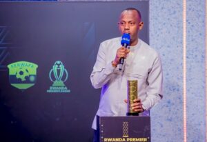“Ujya kuvura igisebe, aragitoneka! Nkora ibishoboka byose ngatanga ibyo mfite ntiziganye!” Sam Karenzi watoranyijwe nk’Umunyamakuru w’Umwaka yatanze ubutumwa bukomeye