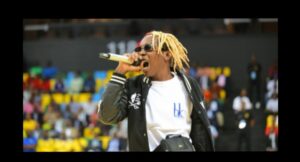 Umuraperi ukunzwe mu Rwanda ari mu gahinda ko kubura umubyeyi we yakundaga
