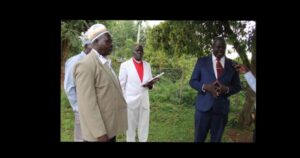 Umukozi w’ Imana yafatiwe mu cyuho arimo kurya akantu n’ umukobwa we uherutse kwahukana