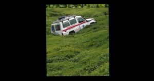 Uko imbangukiragutabara y’ Ibitaro yakoze impanuka yisanga mu murima w’ icyayi?