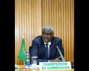 Batunguwe no kubona Perezida Moussa Faki Mahat asohorwa mu nama ikubagahu bamusabye kugaruka nawe arabahakanira uwari ubiri inyuma ni Perezida wa Congo