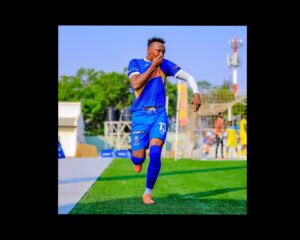 Umukinnyi wa Rayon Sports ukunzwe cyane n’ abakunzi b’ iyi kipe yavuze abakinnyi bamurusha
