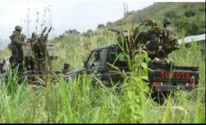 Batunguwe abasirikare bayobowe na Lt.Gen.Masunzu basahuye amaduka y’ abaturage bavuga ko ibiyarimo bigemurirwa abanyarwanda.