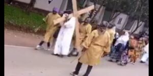 Ese byari bikwiye koko? YESU yakubiswe nk’ isakabwana ubwo  hibukwaga  urupfu rwe , bamwe batangiye gutabaza RIB