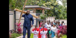 Abaturage b’ i Burundi bishimye uburyo Perezida wabo yikoreye umusaraba ,Bamwe bati’ “Ahubwo ni wowe tuzasenga kuko udukorera ibintu byiza”
