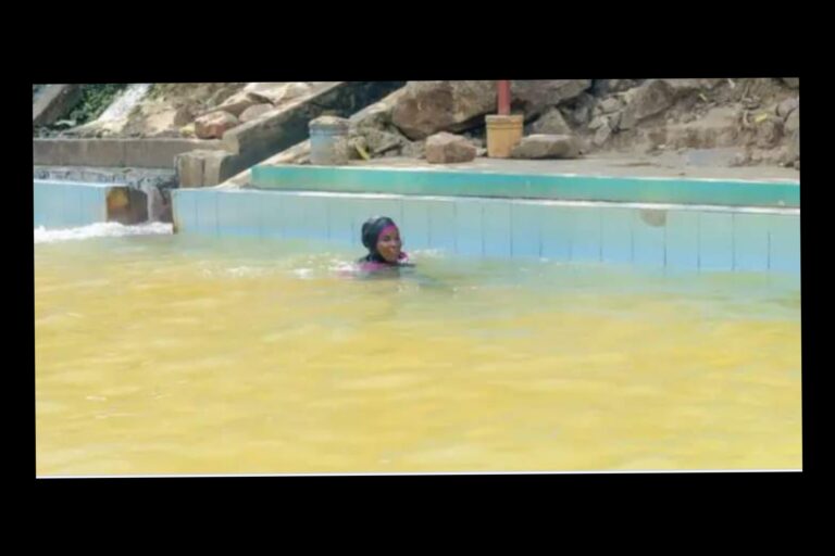 Batunguwe no kubona amashusho y’ Umugore wa Perezida Ndayishimiye ari kwishimisha mu mazi nyuma y’ abandi basirikare benshi b’ u Burundi boherejwe muri Congo arimo gutera isereri mu bantu