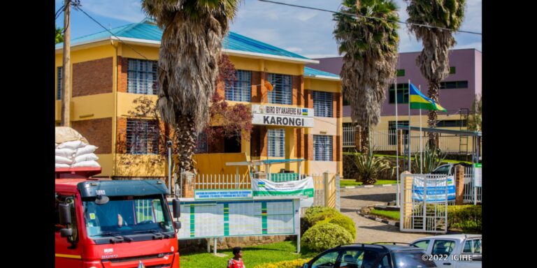 Umwe yavagaho undi ajyaho! Karongi umugore wasambanyijwe n’ abasore batatu arasaba ubutabera.