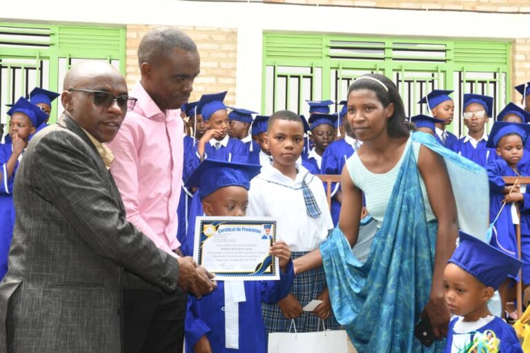 Huye: Abarerera mu ishuri ribanza rya New Vision barishimira intambwe yo kwibohora mu burezi.