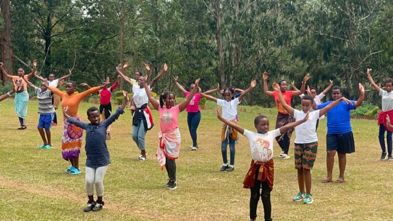 Abana bitabira gahunda y’Ibiruhuko ku Ngoro z’Umurage w’u Rwanda barishimira ubumenyi bari kunguka.