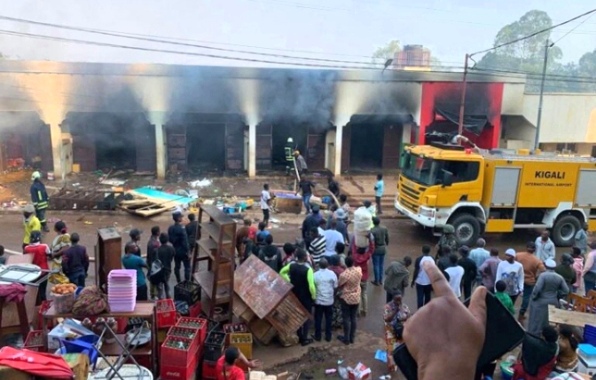U Rwanda rwohereje abashinzwe kuzimya inkongi mu gufasha guhagarika umuriro wibasiye umujyi wa Bukavu, Abaturage bishimye