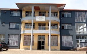 Uko umugabo yaguwe gitumo n’ abaturage arimo kwiha akabyizi maze akomeza icyo gikorwa benshi bagwa mu kantu.
