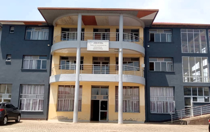 Uko umugabo yaguwe gitumo n’ abaturage arimo kwiha akabyizi maze akomeza icyo gikorwa benshi bagwa mu kantu.
