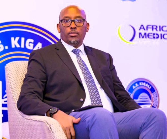 Perezida wa FERWAFA yakoze igikorwa cyakoze ku mitima ya benshi ,abakinnyi baremera akaguru gacike