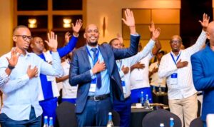 Abakunzi ba Rayon Sports batunguwe no kumva uko ikipe yabo bakunda igiye kubaho muri iyi Shampiyona bipfuka mu maso