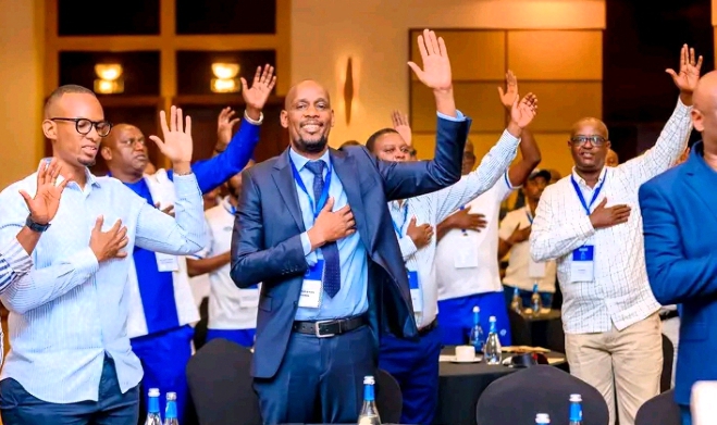 Abakunzi ba Rayon Sports batunguwe no kumva uko ikipe yabo bakunda igiye kubaho muri iyi Shampiyona bipfuka mu maso
