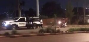 Umugabo yakoze agashya ahagarika imodoka ya Polisi ngo imutware yanga guhagarara ,yahise akora igikorwa cyatunguye benshi.
