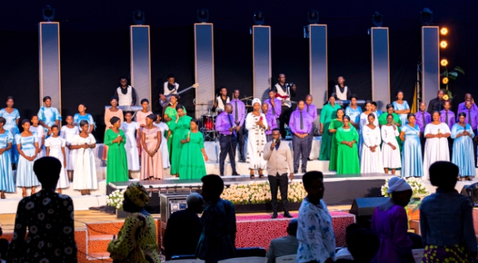 “Ibyo unyuramo byose bikuremereye ntibigukure umutima, Chorale Louange yagarutse ku mbaraga z’Imana mu ndirimbo nshya yise “IMANA ISHOBOYE.”