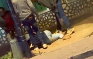 Ibyo bakoze biteye ubwoba! Uko abajura bafashe umukobwa baramutemagura  barimo kumwambura Polisi yatangiye gushakisha abakoze aho mabi