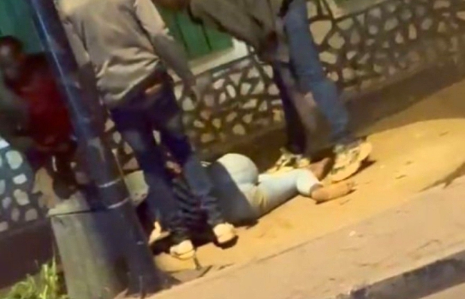 Ibyo bakoze biteye ubwoba! Uko abajura bafashe umukobwa baramutemagura  barimo kumwambura Polisi yatangiye gushakisha abakoze aho mabi