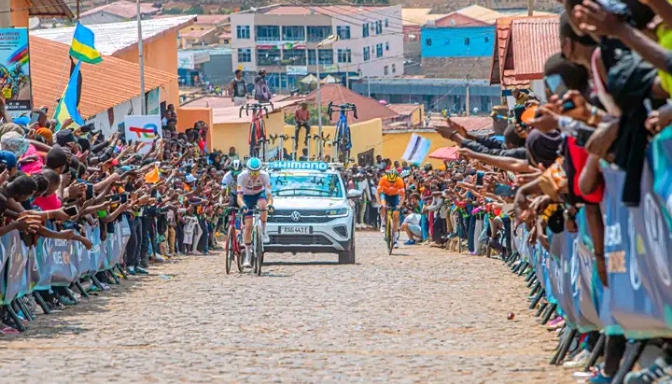 Bamwe bati ” Ni nzara imwishe “umukobwa yavuye kureba isiganwa ry’ amagare umukino yakinaga agerageza kwiyambura ubuzima Kicukiro.