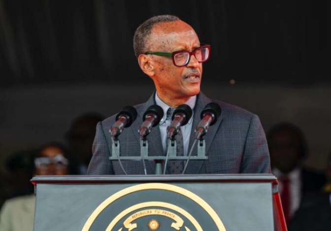 Perezida Kagame yabwiye ba ofisiye bashya ba RDF ko inshingano zabo ari ukugira igihugu kitavogerwa n’ abatagishaka