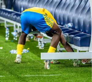 Abantu benshi barimo kwibaza niba ari imigenzo yiwe , umukinnyi wa Mavubi ibyo yakoze bikomeje guteza sakwe sakwe ku mbuga nkoranyambaga