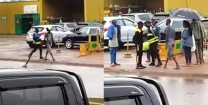 Benshi batunguwe nibyo umusore yakoreye Polisi! Yacunze moto yayo ahita afata kasike ya Polisi ahita akizwa n’ amaguru