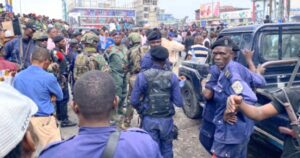 Inkuru nziza babasirikare bambitse ubusa buri buri umugore abantu bagahurura baje kureba uko yavutse , hari cyo bagiye gukorerwa.