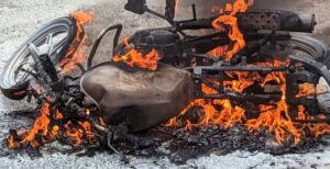 Huye: Abaturage batunguwe no kubona Moto yari iparitse ku muhanda ifashwe n’ inkongi y’ umuriro,bamwe bati”Ni amagini”