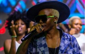 Umuhanzi ukunzwe mu Rwanda no mu Burundi yarwaniye ku rubyiniro n’ itsinda rye abantu bamunyuzamo ijisho