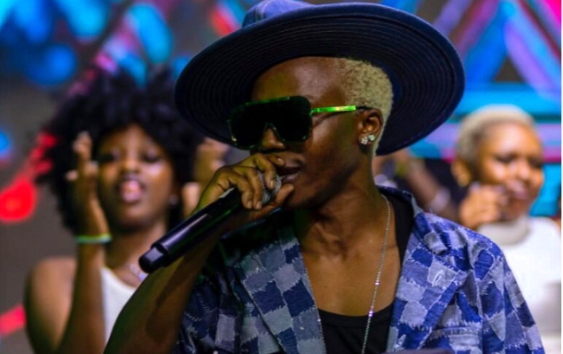 Umuhanzi ukunzwe mu Rwanda no mu Burundi yarwaniye ku rubyiniro n’ itsinda rye abantu bamunyuzamo ijisho