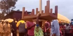Uko umugore wari ugiye kuzana umwana ku ishuri yasitaye yikubise  hasi ahita apfa