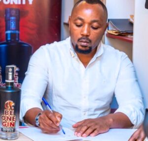 Benshi bari baramaze kwigarurira inzoga ya Be One Gin’ nguko uko Nyir’ uruganda yisanze mu maboko atari aye