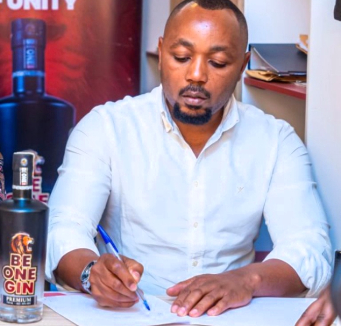 Benshi bari baramaze kwigarurira inzoga ya Be One Gin’ nguko uko Nyir’ uruganda yisanze mu maboko atari aye