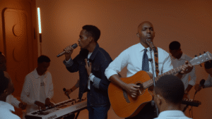 Enock na Mubogora basohoye indirimbo nshya bise “HOZANA” itanga amahoro n’icyizere_VIDEO