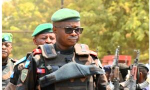 Kivu ya Ruguru bashyizeho akayabo k’ amafaranga ku muntu wese uzasubizayo imbunda n’ amasasu nta guhatirizwa , kandi uzabisuzugura kazaba kamubayeho