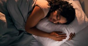 Ngizi impamvu zituma abantu bakunda  kubura ibitotsi n’ uburyo babirwanya