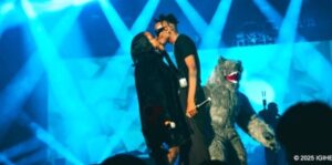 Uko Juno akizigenza yanuniriye Ariel Wayz ku rubyiniro,abafana batangira kurabya indimi