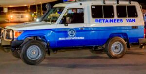 Uko abantu bane barimo umukozi w’ Umurenge bisanze mu maboko atari ayabo