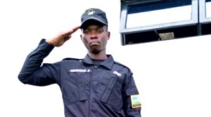 Yari afite imyaka 21 , akaba aribwo yari akinjira mu kazi , inkuru y’ umupolisi wagonzwe na Moto agahita  apfa yateye benshi agahinda