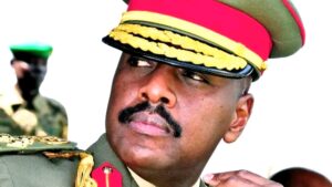 Ese kubera iki Gen Muhoozi yasabye imbabazi Amerika nyuma yo kuyibasira?