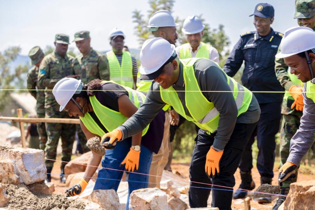 Kamonyi: Ingabo na Polisi byatangiye kubaka ibyumba by’amashuri 10 bigamije kugabanya ubucucike