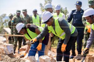 Kamonyi: Ingabo na Polisi byatangiye kubaka ibyumba by’amashuri 10 bigamije kugabanya ubucucike