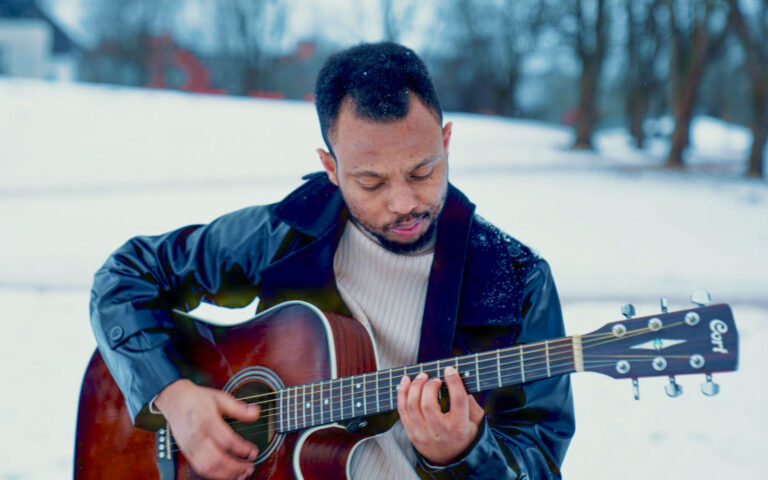 Gad Rwizihirwa yasohoye indirimbo yibutsa abizera ko isezerano ry’Imana ritazima mu bihe bikomeye( Video)