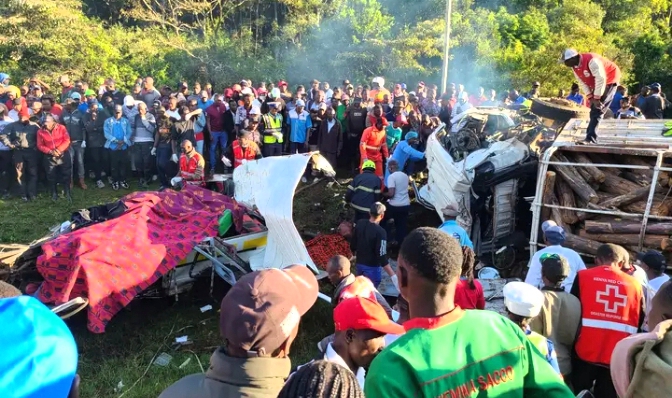 Kenya: Imodoka itwara abagenzi yagonganye n’ikamyo, 15 bahasiga ubuzima