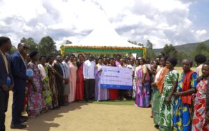 Les habitants remercient INADES-Formation Rwanda pour les avoir aidés à sortir de la pauvreté grâce aux projets Alboan et JP RWEE