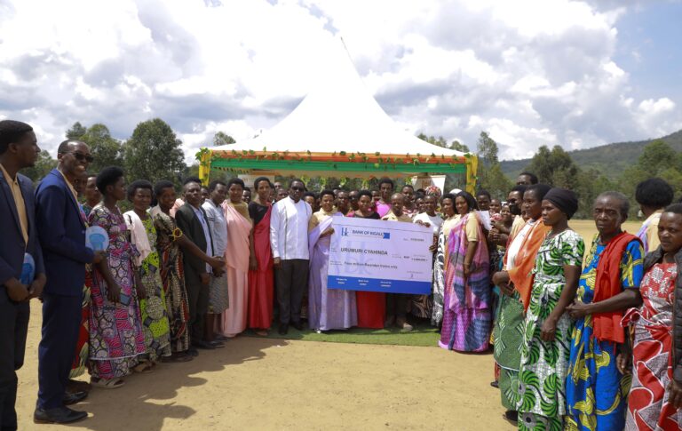 Les habitants remercient INADES-Formation Rwanda pour les avoir aidés à sortir de la pauvreté grâce aux projets Alboan et JP RWEE