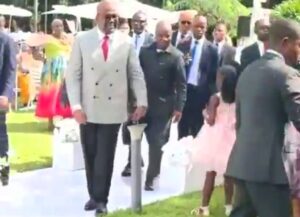 Abasivili bakomeje kwicwa, Tshisekedi mu birori, Impaka zafashe indi ntera i Kinshasa