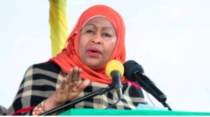 Perezida Samia Suluhu Hassan yagabanyije imodoka zimuherekeza, asaba abayobozi kugendera muri bisi mu rwego rwo kuzigama peteroli